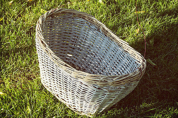 草地上的柳条篮。园艺主题。