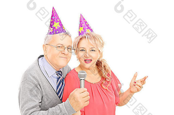 中间岁的夫妇聚会，派对帽子唱歌麦克风