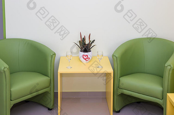 绿色皮革扶手椅黄色的咖啡表格酒眼镜花能中间表格