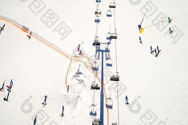 空中视图滑雪度假胜地山冬天平躺