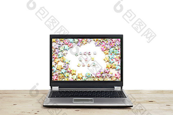 笔记本电脑屏幕上的单词“新年快乐”在白色背景上隔离