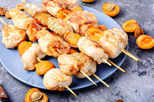 火鸡用杏串烤串。野餐的食物。
