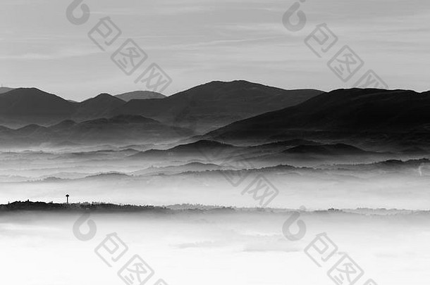 雾填充Umbria谷层山山