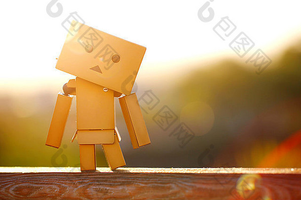 一个温暖阳光明媚的早晨，一个日本动漫玩具Danbo Danboard机器人角色摆出姿势拍肖像照
