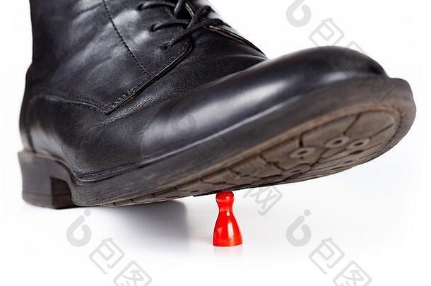 黑色优雅的靴子在鞋底下踩碎一小块红色棋子。大与小、权力、危险和无助抽象概念