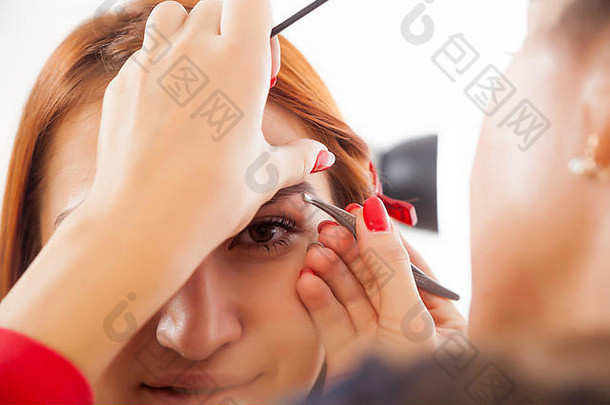 年轻的女人流苏木琴红发女人的眉毛实现理想的形状美沙龙前面视图