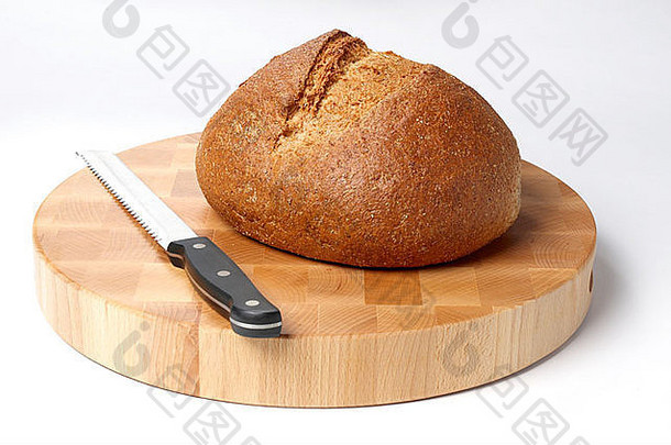 用刀在砧板上切面包