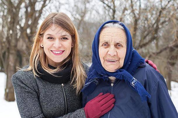 一位可爱的老妇人和她的帮手的照片