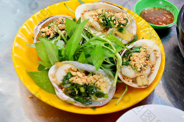 食物越南式烤贝类配奶酪和大蒜