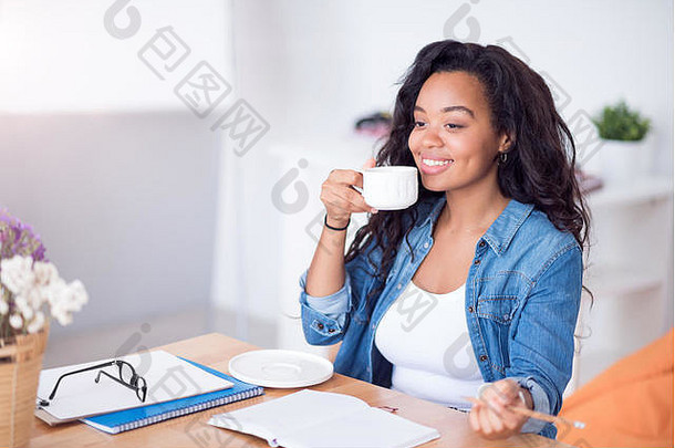 一个喝咖啡的女人。