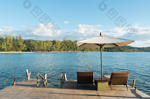 泰国普吉岛的热带海滩度假村，有躺椅和雨伞。暑期、旅游、假期和假日概念