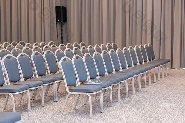 现代会议厅的一组空蓝色椅子-研讨会演示室-长时间
