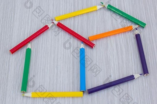 真正的房地产房子使彩色的铅笔木板材