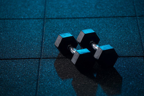 健身健身概念背景哑铃锻炼权重地板上