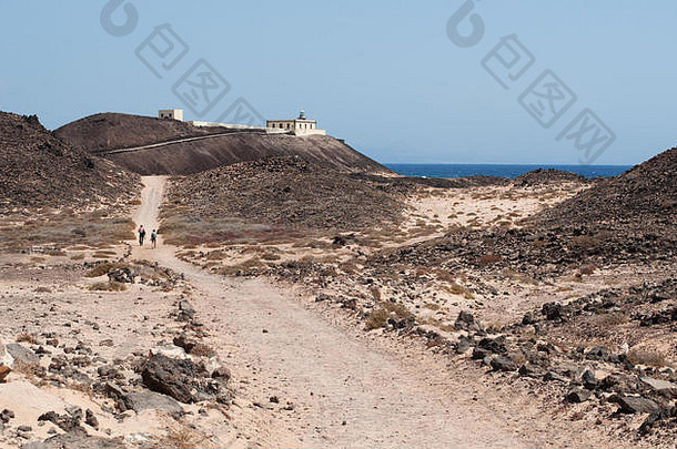 Fuerteventura：通往蓬塔马蒂诺灯塔（Punta Martiño Lighthouse）的人行道上的沙漠景观。蓬塔马蒂诺灯塔是加那利岛洛波斯岛上一座活跃的灯塔