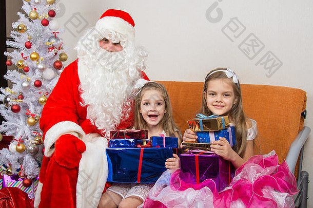 圣诞老人老人给了礼物孩子们看起来框架