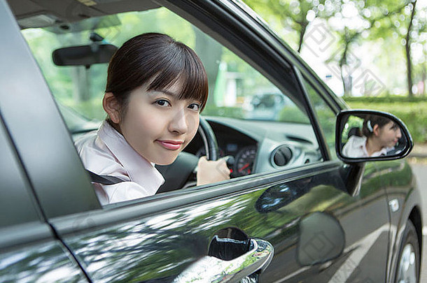 年轻的女人开车车