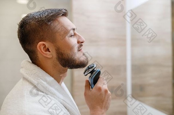 男人。镜子刮胡子胡子剃须刀