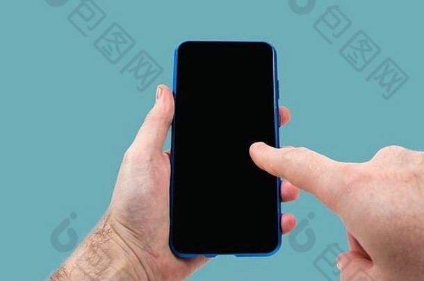 智能手机人类手蓝色的背景