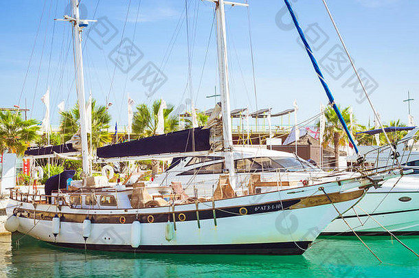 西班牙托雷维加——2014年9月13日：拉科里沃港马里纳萨利纳斯。停泊在托雷维加码头的游艇和船只