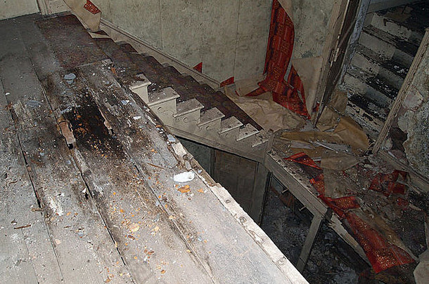 2013年5月，英格兰萨默塞特一座老农舍中腐烂的旧楼梯