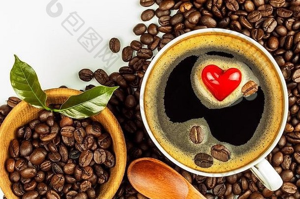 一杯热咖啡。烤咖啡豆。心的象征。食品贸易。公平贸易咖啡。食品摄影