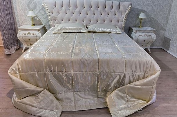 巴洛克风格的空旷现代优雅卧室内饰，带枕头