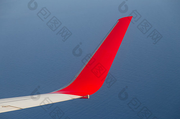 天空中的红色飞机翅膀和翅膀之旅