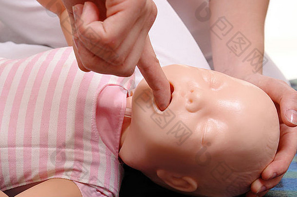 特写镜头援助教练婴儿假展示救援令人窒息的婴儿