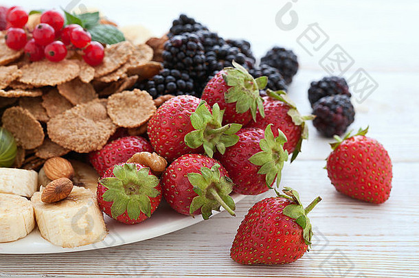 早餐-浆果、水果和白木棍