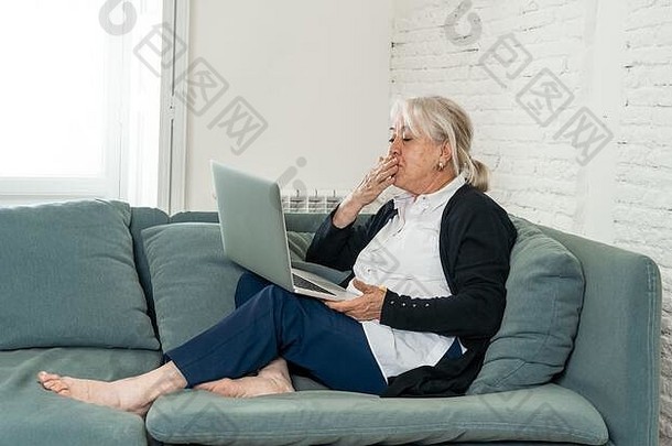 <strong>2019</strong>冠状病毒疾病。快乐的老太太在家里用笔记本电脑给家人打<strong>视频</strong>电话，或与远程朋友在线聊天。冠状病毒锁定