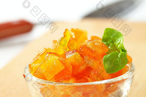 玻璃碗中的蜜饯柑橘皮