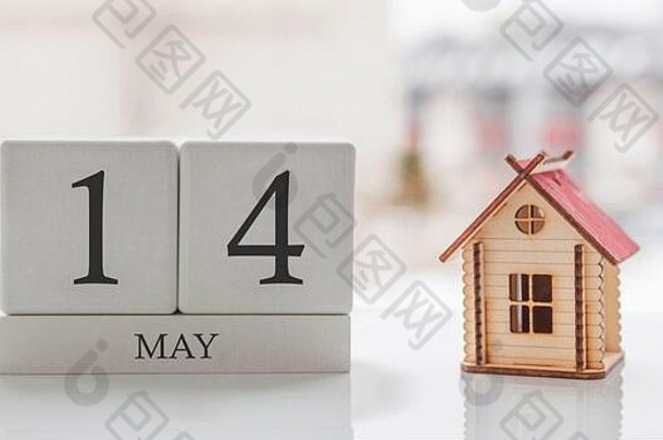 五月日历和玩具回家。月14日。用于打印或记忆的卡片信息
