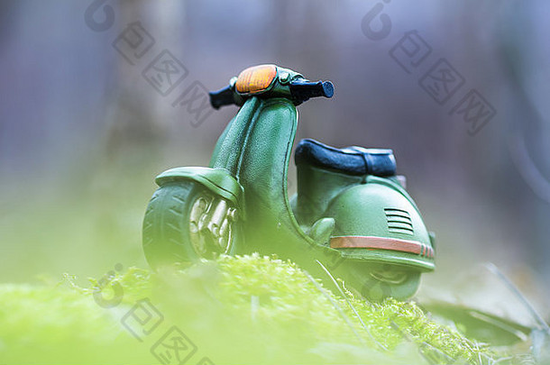 大自然中的绿色复古摩托车玩具
