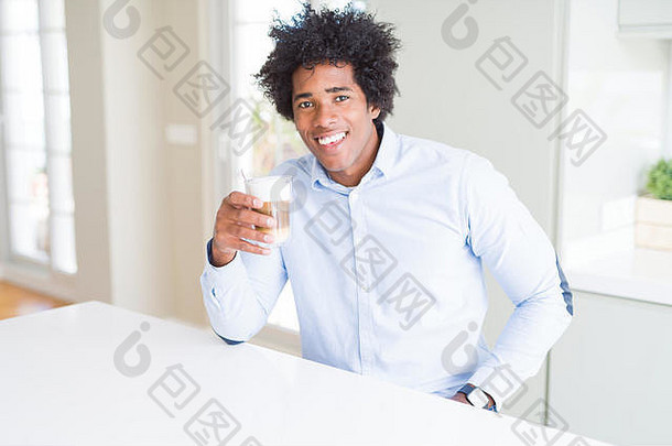 一位非洲裔美国人，留着非洲头发，站在那里喝着一杯咖啡，脸上带着幸福的表情，脸上带着自信的笑容，露出牙齿
