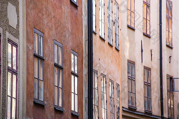 斯德哥尔摩历史悠久的加姆拉斯坦区的多彩建筑。