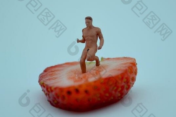 一个男人在一片有机草莓上慢跑的微型雕像