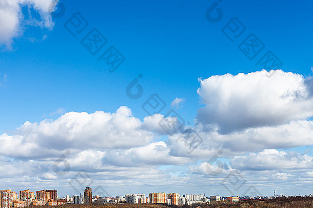 城市上空蓝色的春天天空中的白云