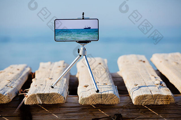 智能手机三脚架使照片视频海景观