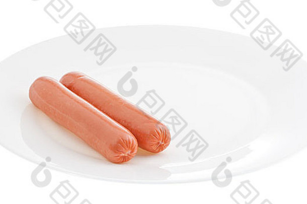 白色盘子上的两条粉红色香肠在白色背景上分离