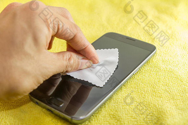 用透明胶带清洁手机屏幕。在应用智能手机屏幕之前，请保护flim