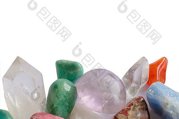 半珍贵的宝石，如石英晶体、金银石、紫水晶和蓝色方解石，孤立于白色表面。