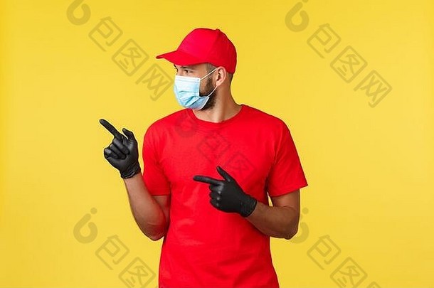 2019冠状病毒疾病传播，CVID-19，安全运输，在线概念。身穿红色制服、医用口罩和手套的信使，转头指向
