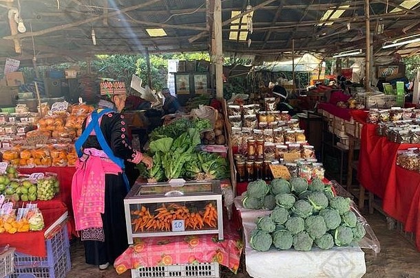 小贩在清迈水果市场出售食物。蒙麦市场是当地最大的水果市场之一