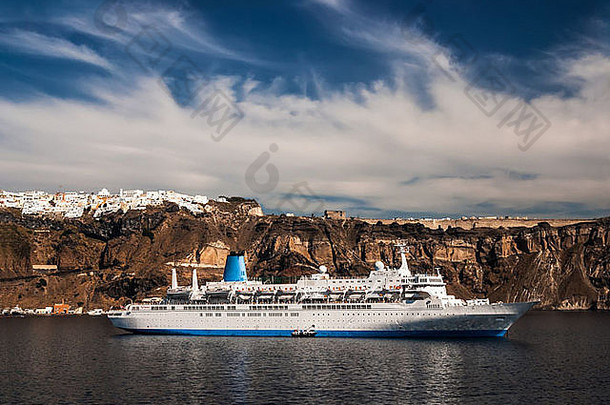图为2010年9月17日在爱琴海拍摄的一艘旅游游轮