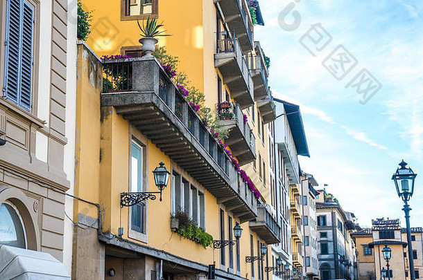 佛罗伦萨古城典型街道上的花盆。