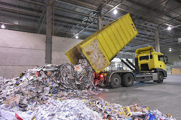 卡车运输回收的纸张，以便在造纸厂进行回收-造纸厂的纸张生产