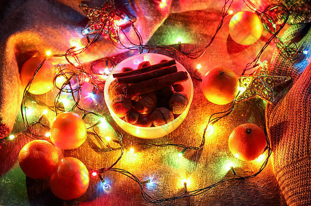 多色圣诞装饰品和礼物的背景