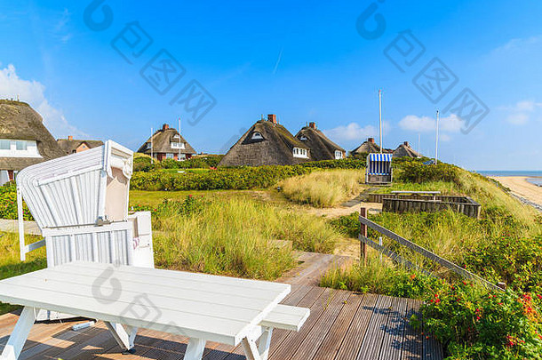德国列表村附近的西<strong>尔特岛</strong>海岸上的沙滩椅和桌子