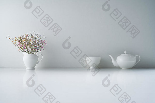 白色陶瓷<strong>茶具</strong>，浅灰色背景，带有精致的<strong>花</strong>束